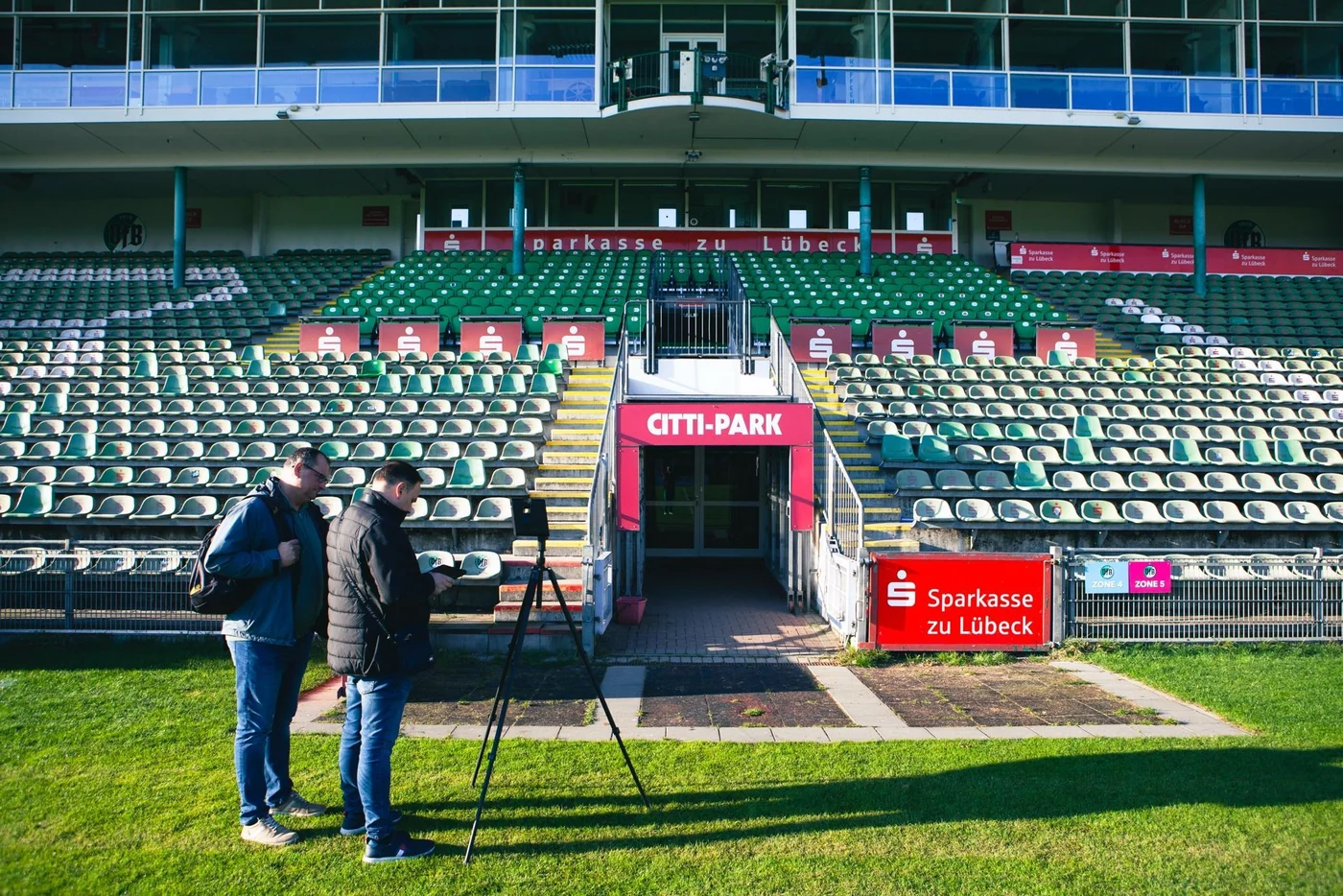 Team mit Laserscanner vor der Tribüne des VfB Lübeck